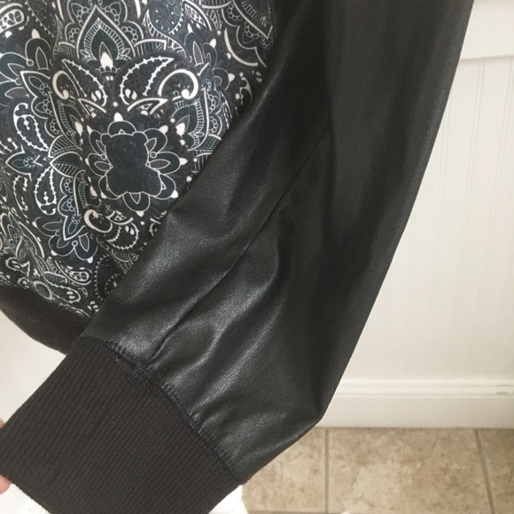 Entree Crow Crewneck Black Paisley - Sz Medium - Picture 4 of 10